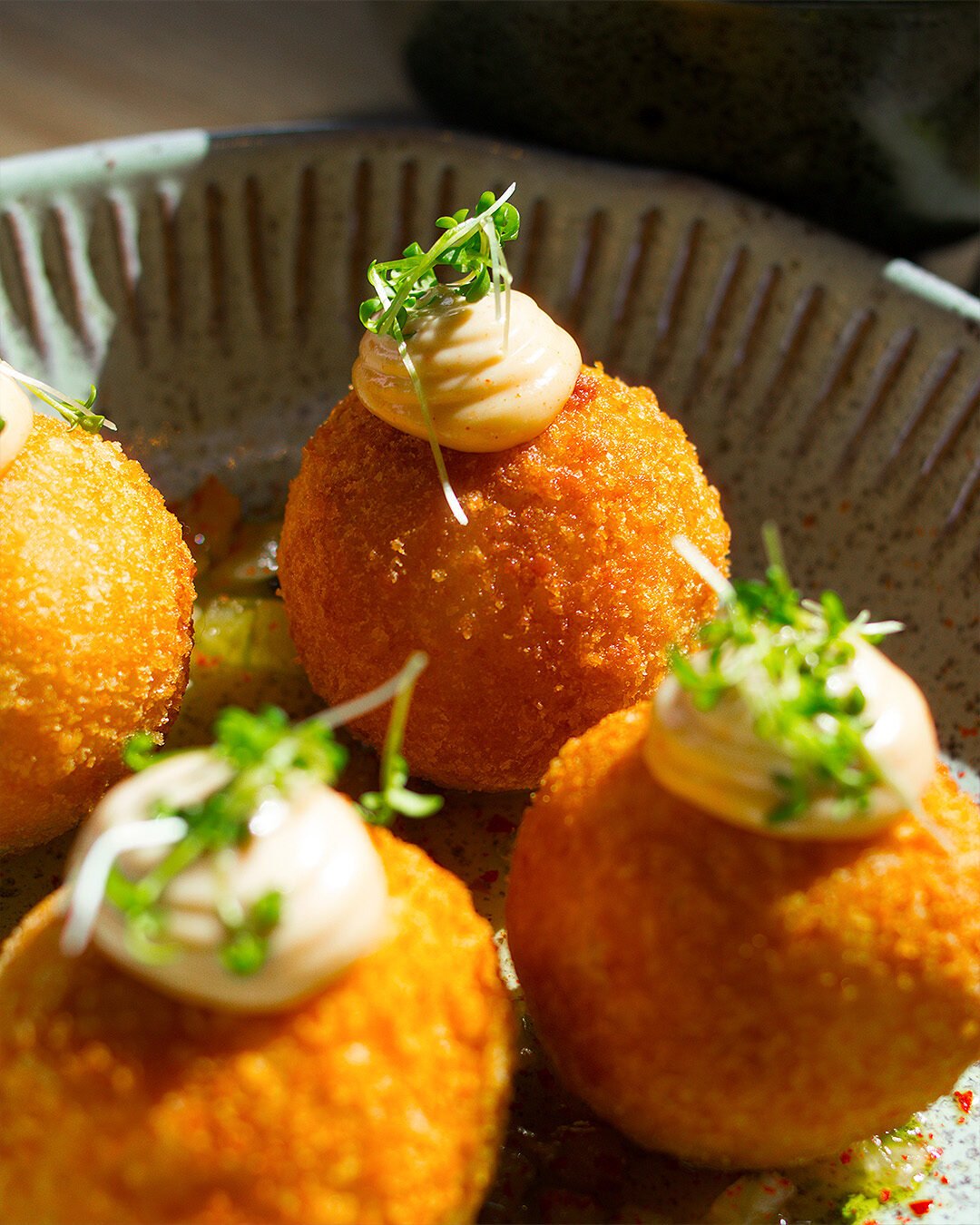 Croquetes empanados com maionese defumada e microverdes
