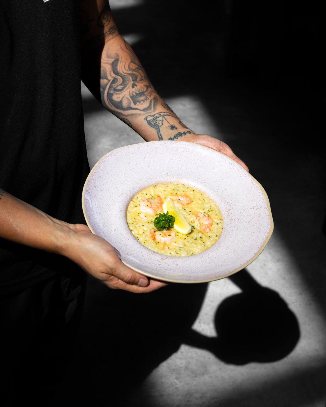 Risoto de camarão servido em prato artesanal pelo chef